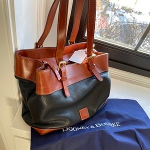 Dooney & bourke purse! Only used once.